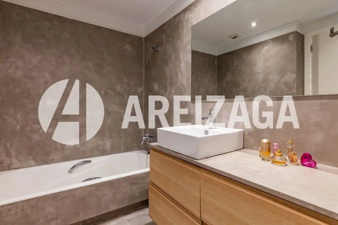Badezimmer von Wohnung zum Verkauf in Donostia - San Sebastián  mit Heizung, Terrasse und Balkon