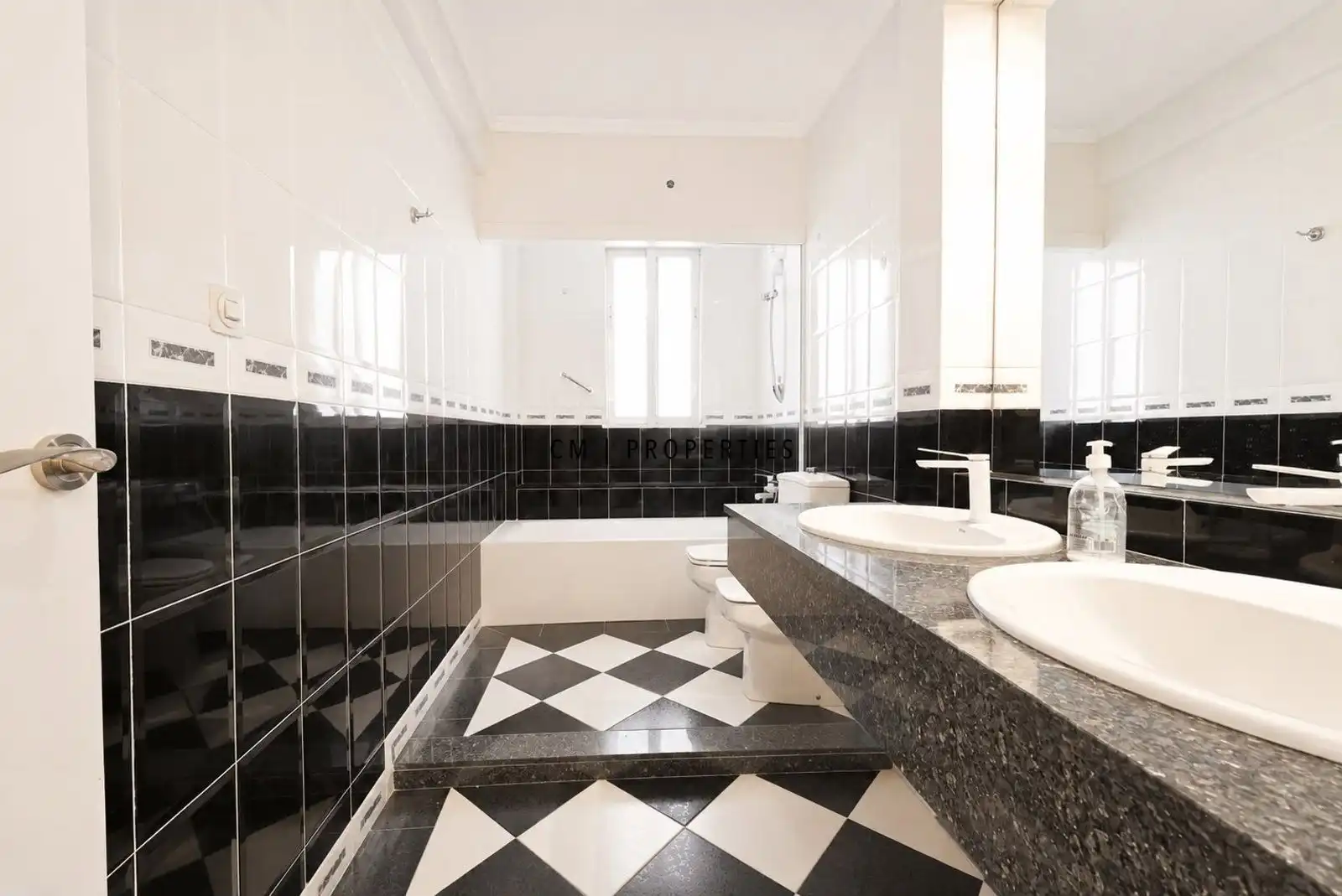 Bathroom of Flat for rent in Valencia  with Air Conditioner, Heating and Terrace