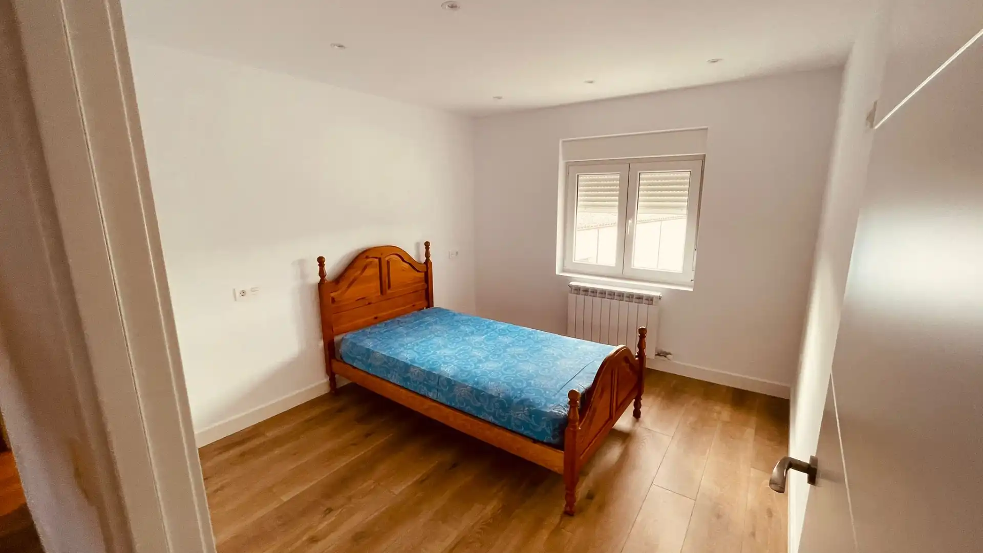 Habitación de Apartamento de alquiler en Sariegos con Calefacción, Parquet y Amueblado