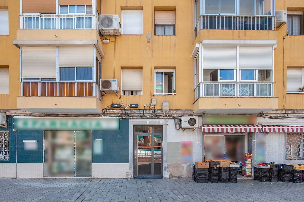 Vista exterior de Pis en venda en Cornellà de Llobregat