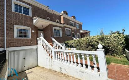 Vista exterior de Casa o xalet en venda en Azuqueca de Henares amb Terrassa