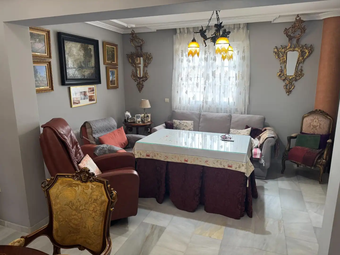 Sala d'estar de Casa adosada en venda en Morón de la Frontera amb Aire condicionat, Jardí privat i Moblat