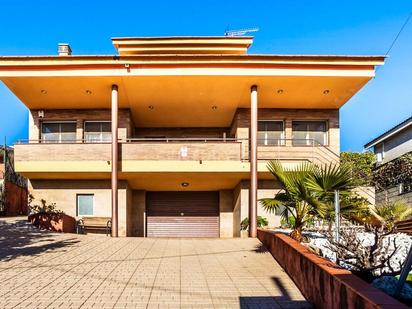 Vista exterior de Casa o xalet en venda en Abrera amb Aire condicionat, Terrassa i Piscina