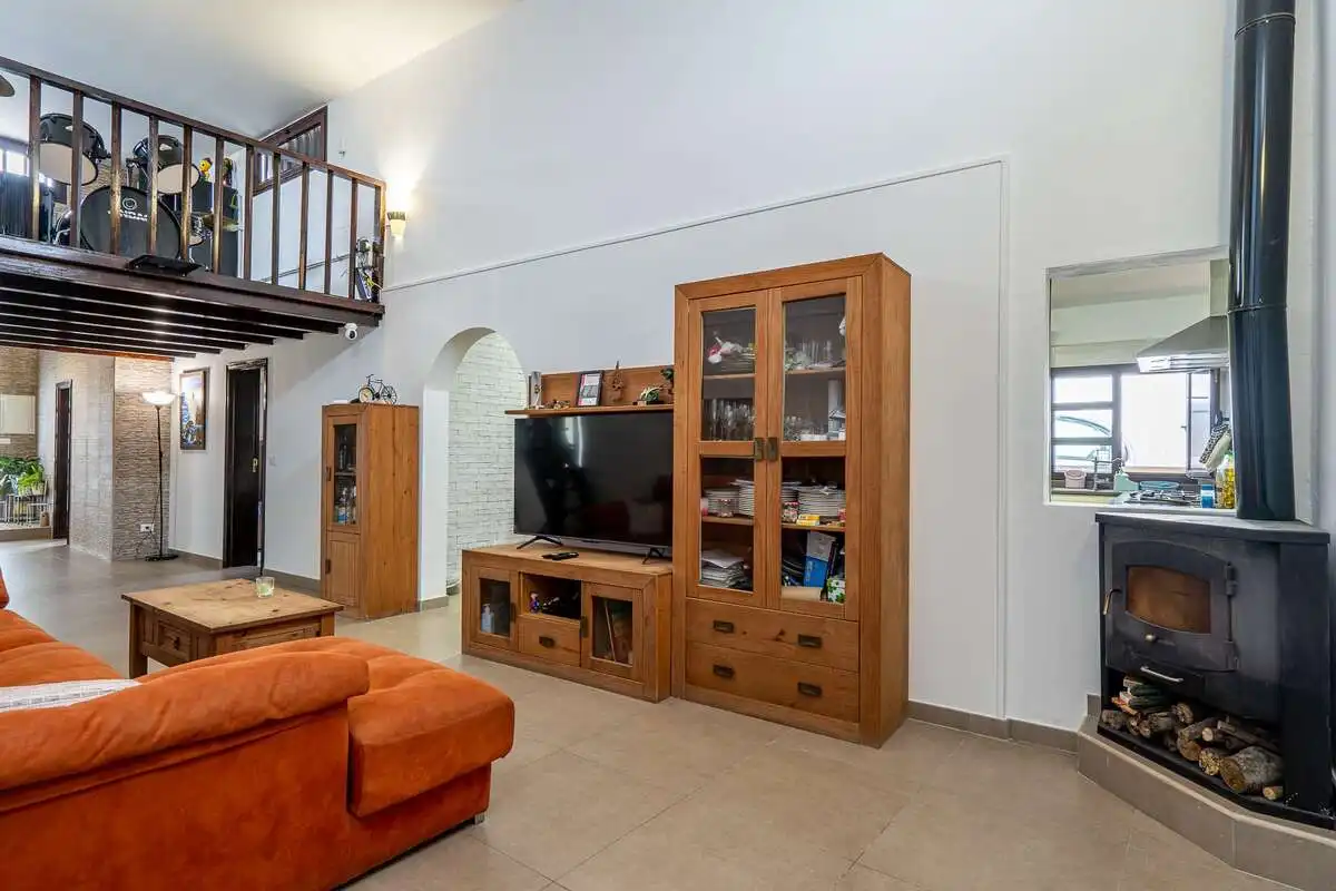 Sala d'estar de Casa o xalet en venda en San Bartolomé amb Traster i Moblat