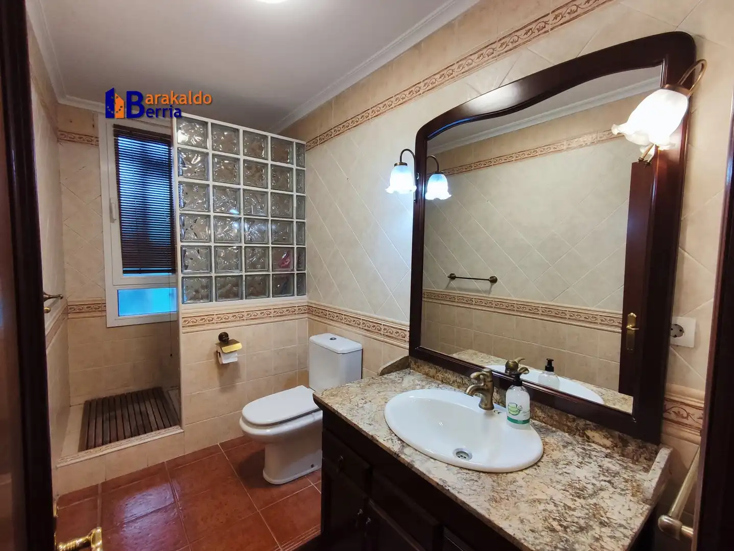 Baño de Piso en venta en Sestao  con Amueblado, Horno y Lavadora