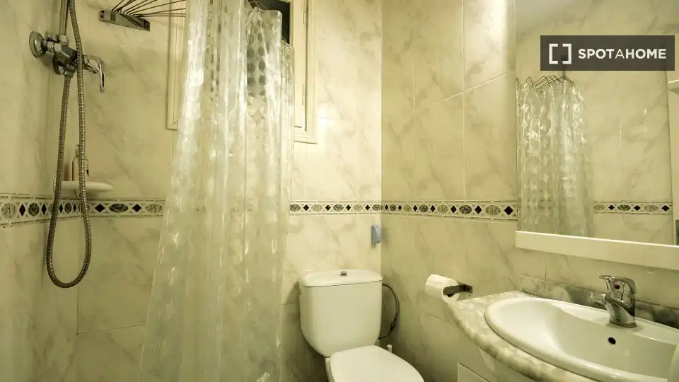 Badezimmer von Wohnung zur Miete in Sant Martí
