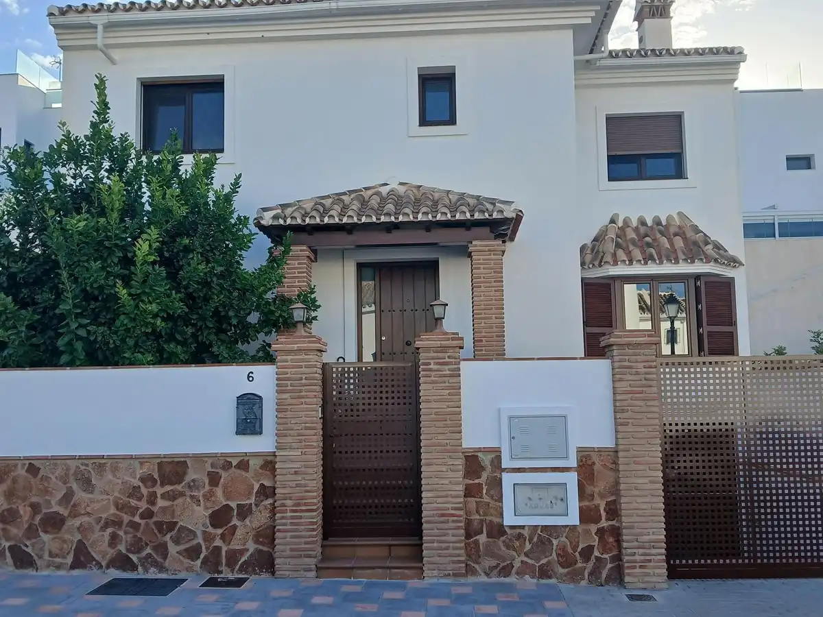 Vista exterior de Casa o chalet en venta en Fuengirola con Aire acondicionado, Jardín privado y Terraza