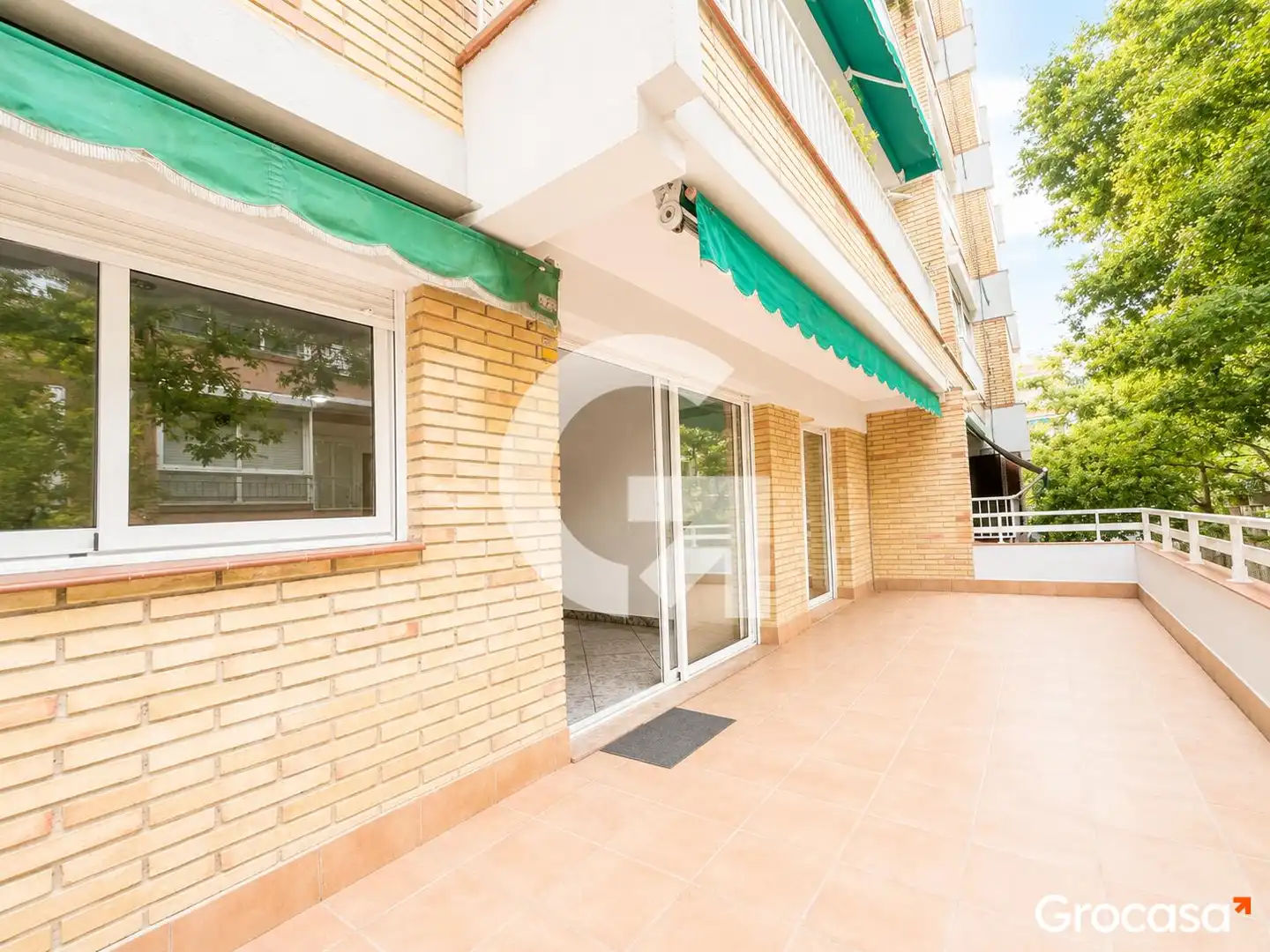Vista exterior de Piso en venta en Barcelona con Calefacción, Terraza y Trastero