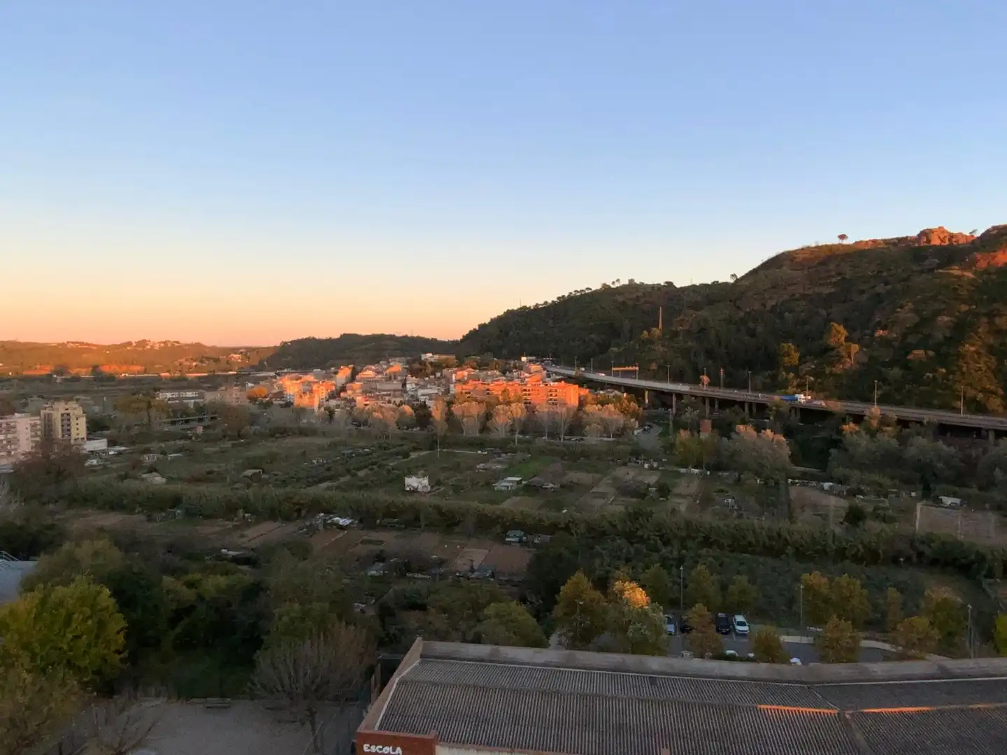 Vista exterior de Piso en venta en Martorell con Horno, Microondas y TV