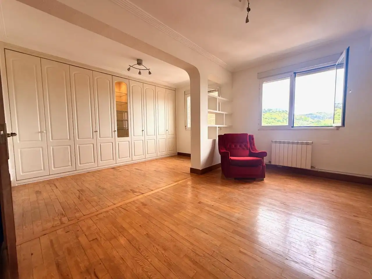 Sala d'estar de Pis en venda en Donostia - San Sebastián  amb Calefacció, Terrassa i Balcó