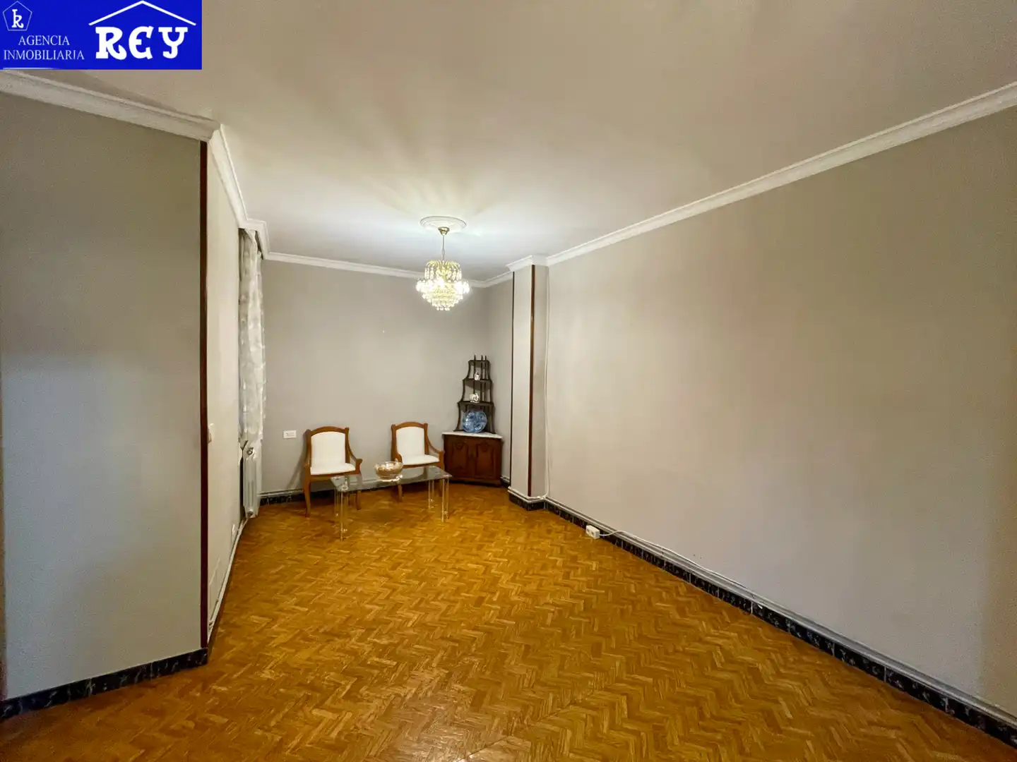 Sala d'estar de Pis en venda en Santiago de Compostela  amb Calefacció, Traster i Moblat