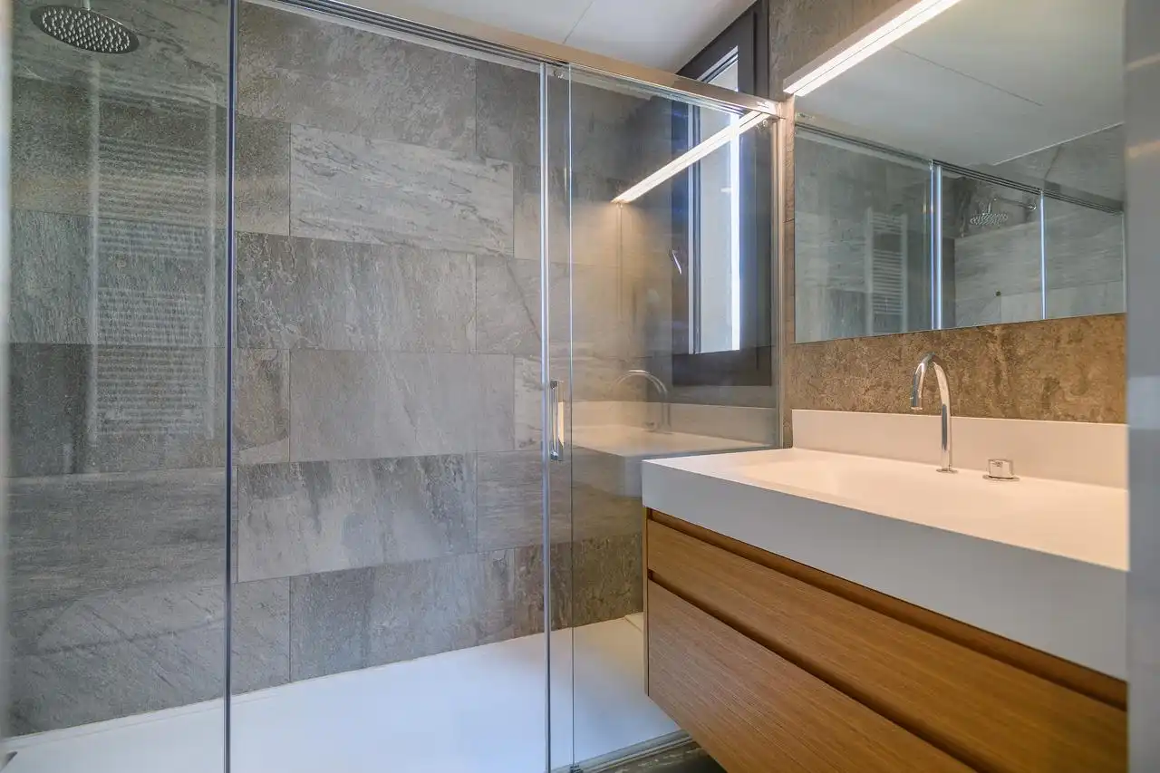 Badezimmer von Dachboden zum Verkauf in Barcelona mit Klimaanlage, Heizung und Terrasse