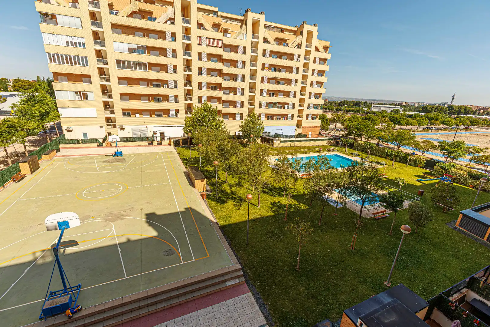 Piscina de Apartamento en venta en Zaragoza con Aire acondicionado, Calefacción y Horno