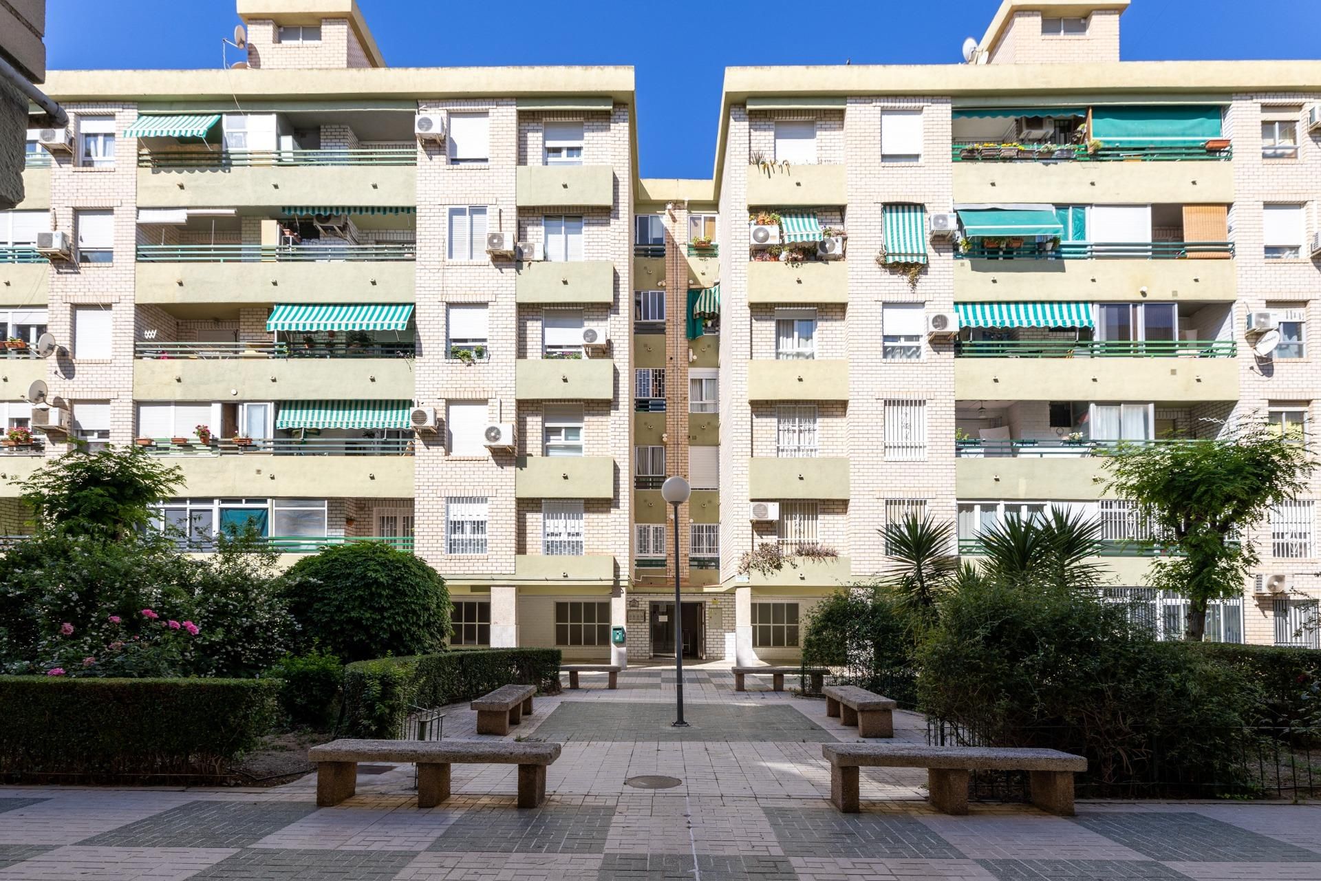 Vista exterior de Pis en venda en  Granada Capital amb Aire condicionat, Jardí privat i Terrassa