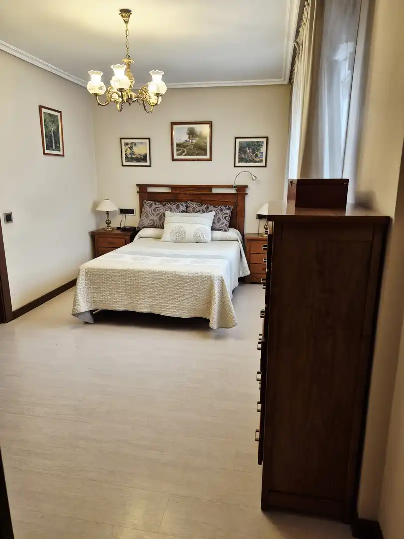 Dormitori de Pis de lloguer en Avilés amb Calefacció, Terrassa i Traster