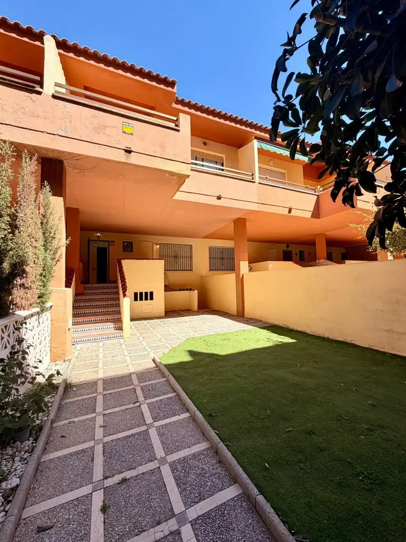 Vista exterior de Casa o xalet en venda en Salobreña amb Jardí privat, Terrassa i Balcó