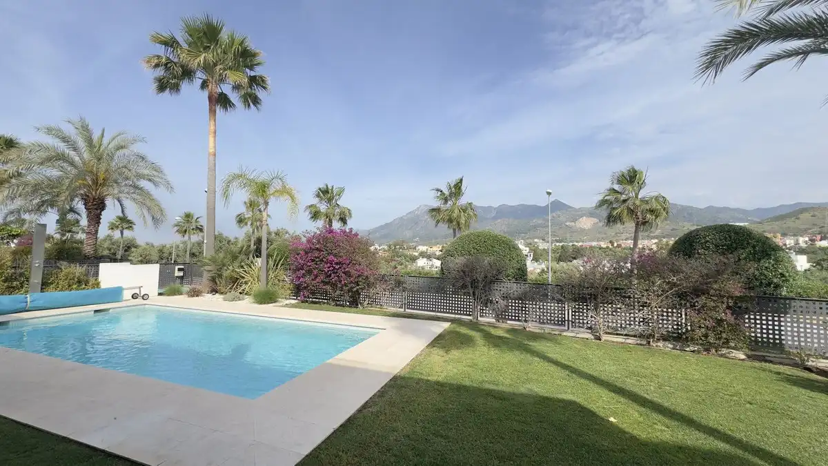 Chalet con piscina en venta en golf rio real, imagen 2