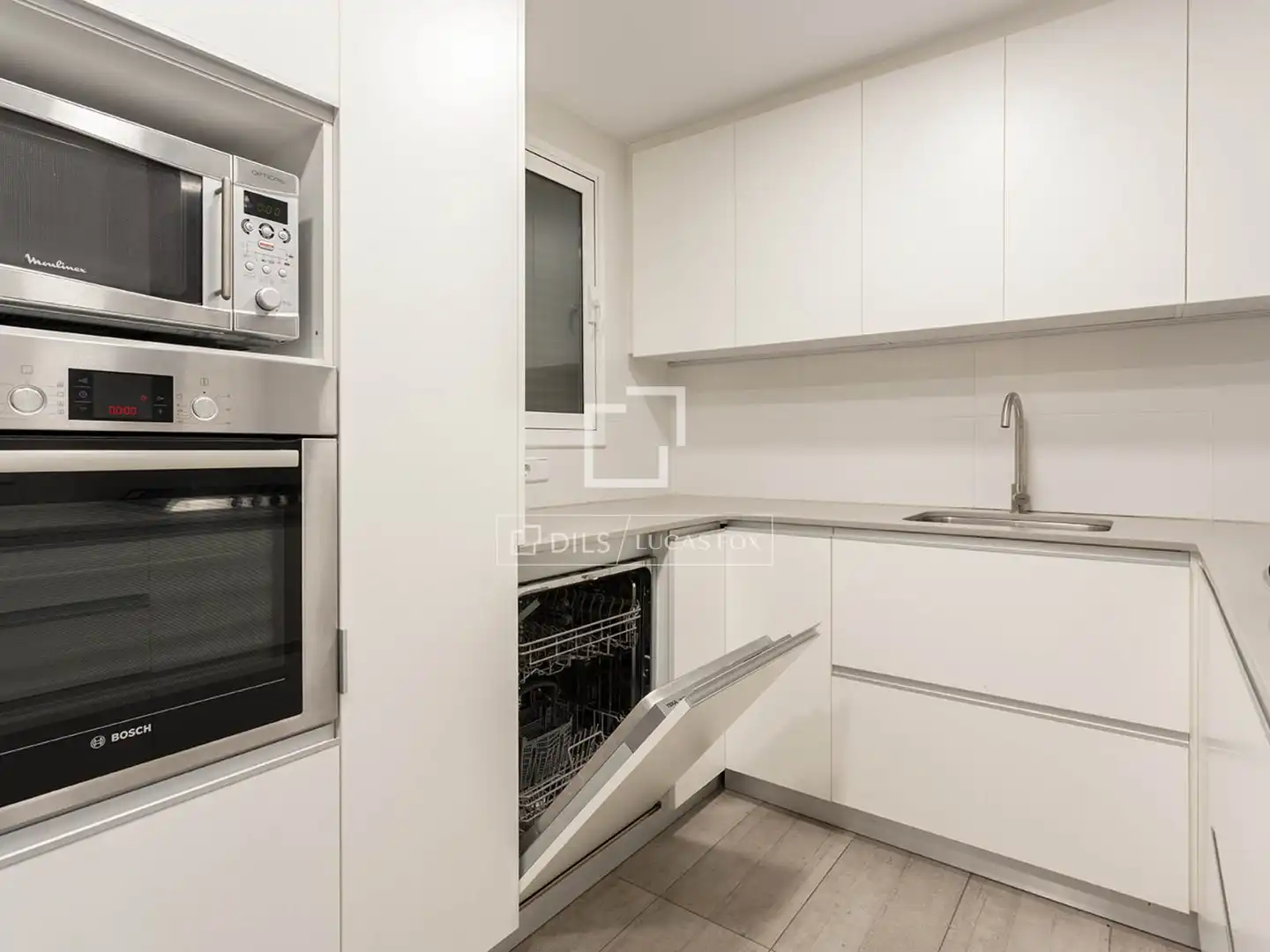 Küche von Wohnung zum Verkauf in Barcelona mit Klimaanlage und Heizung