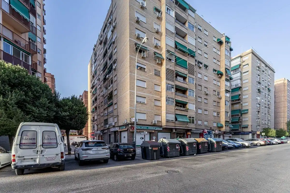 Vista exterior de Local en venda en Granada amb Moblat