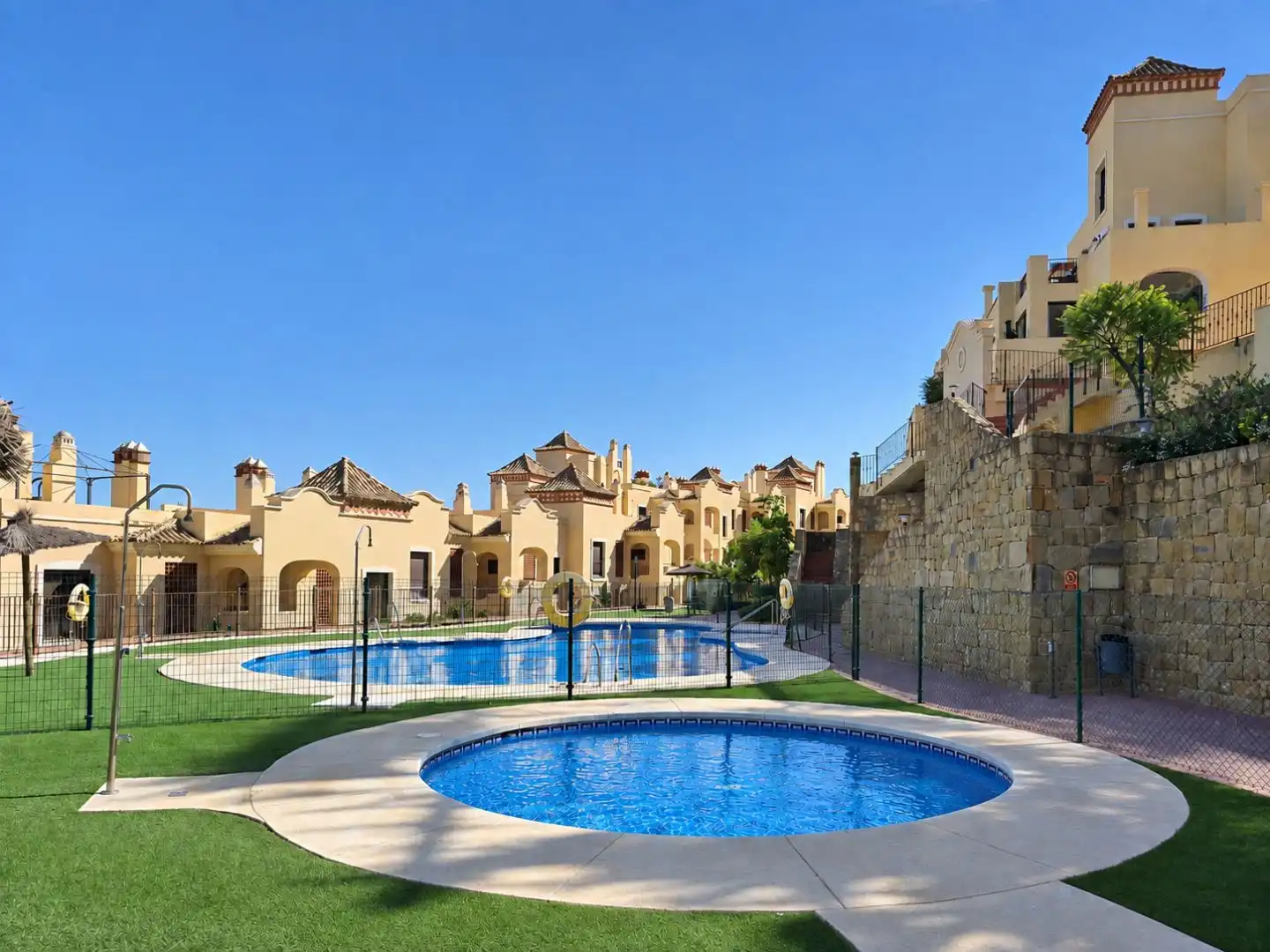 Vista exterior de Piso en venta en Estepona con Aire acondicionado, Terraza y Balcón