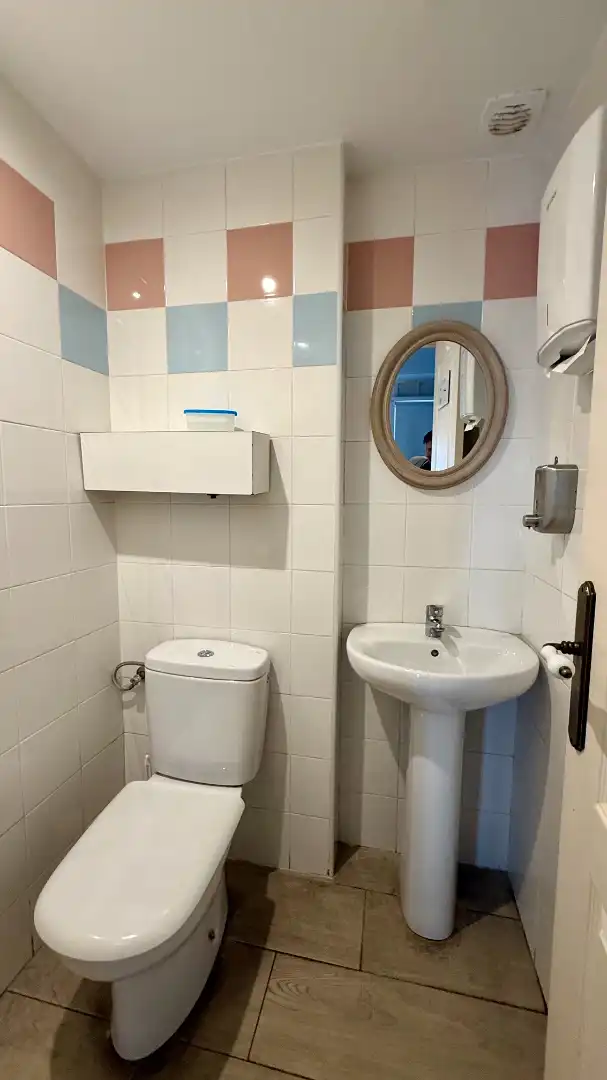 Badezimmer von Geschaftsraum zur Miete in Portugalete mit Möbliert