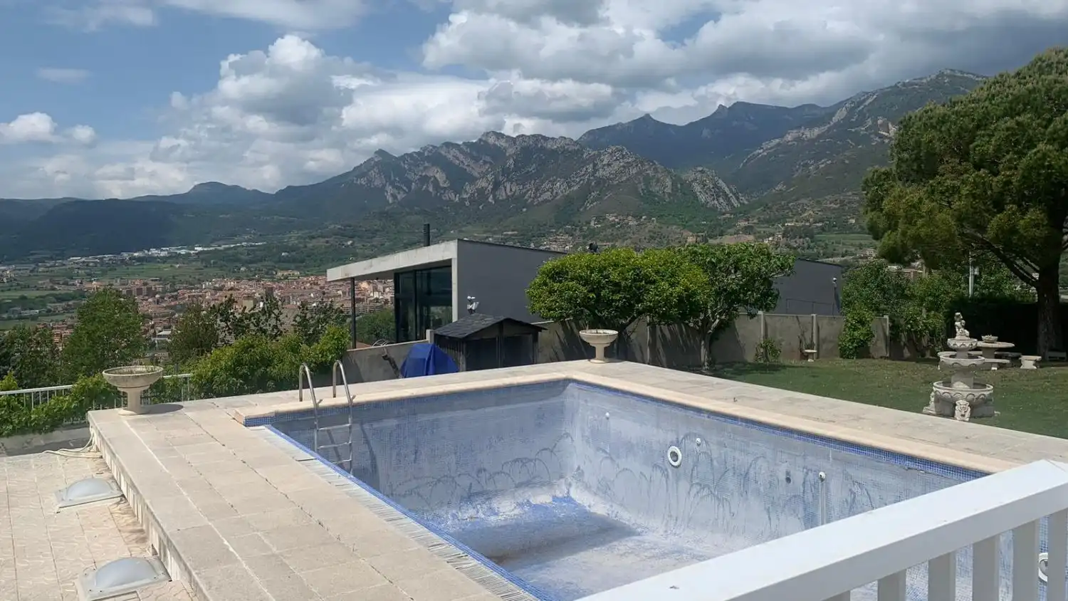 Piscina de Casa o chalet en venta en Berga con Calefacción, Jardín privado y Terraza