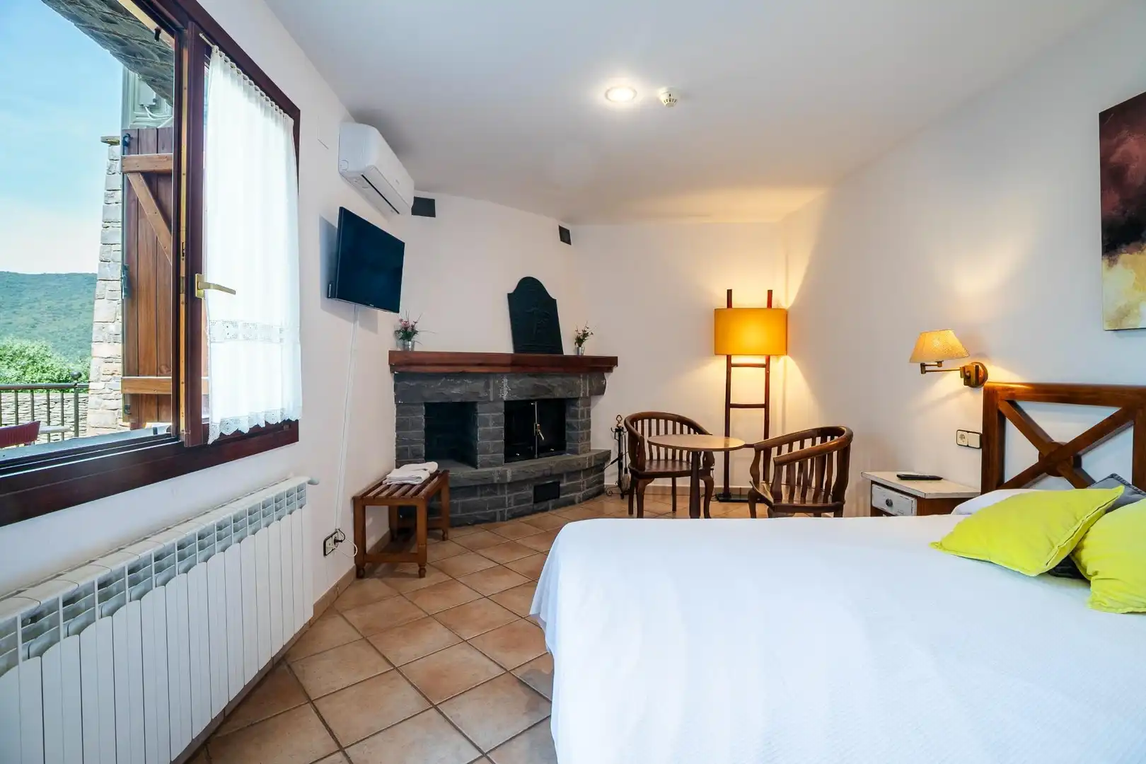 Dormitori de Casa o xalet en venda en Boltaña amb Calefacció, Terrassa i Moblat