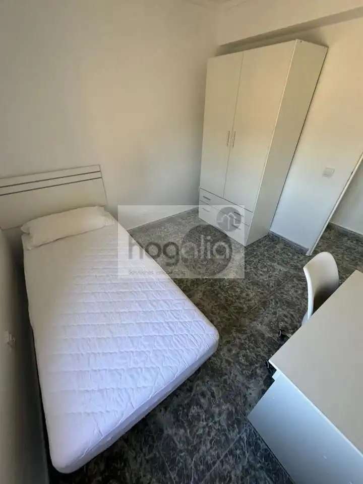 Bedroom of Flat for rent in Sevilla  with Air Conditioner and Furnished