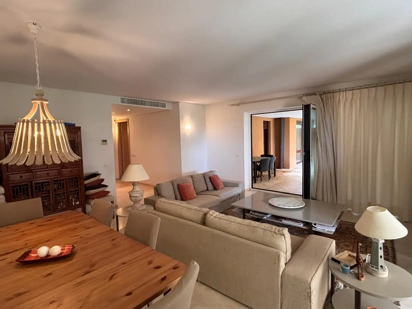 Wohnzimmer von Wohnung zum Verkauf in Sotogrande mit Klimaanlage, Heizung und Privatgarten