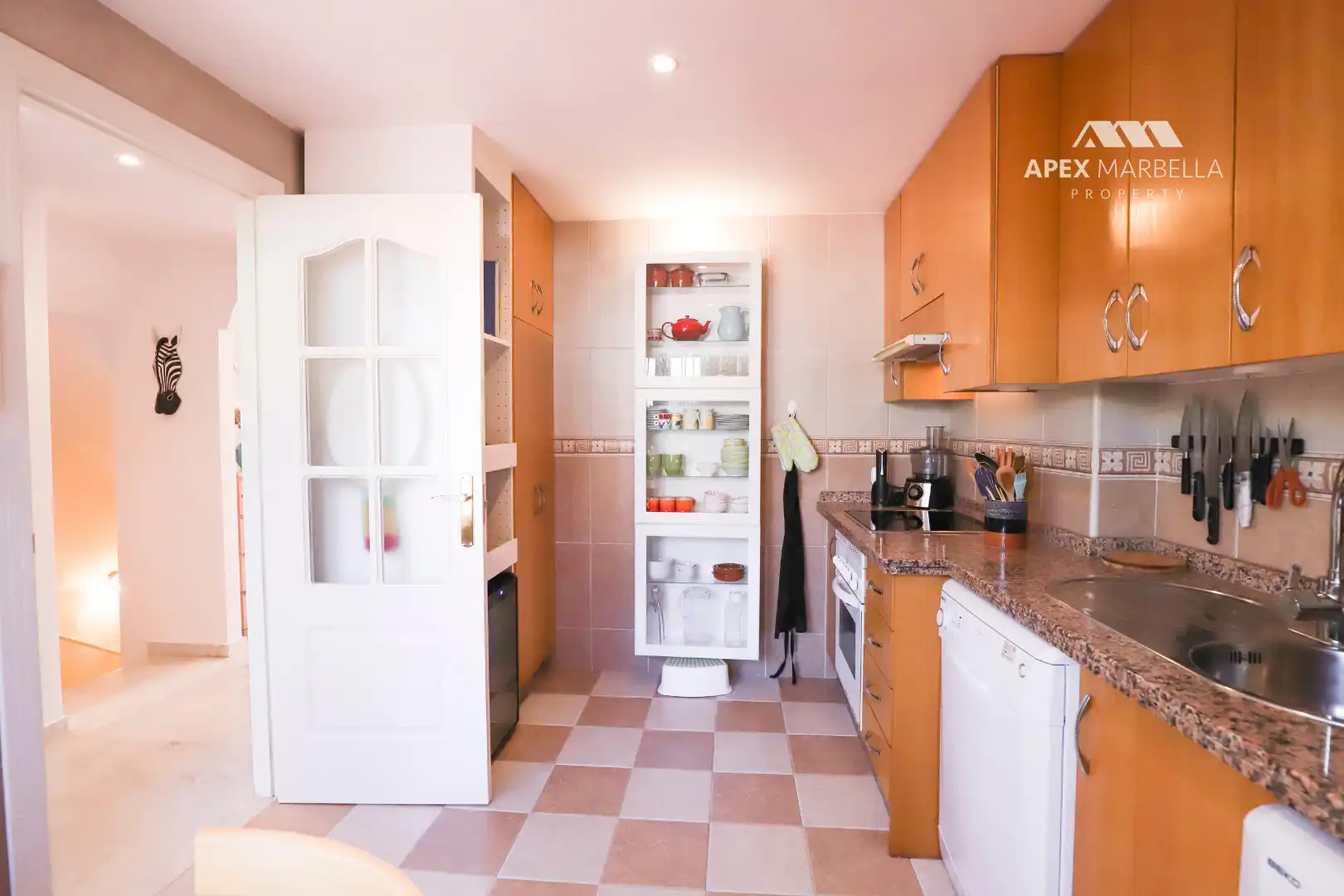 Küche von Einfamilien-Reihenhaus zum Verkauf in Marbella mit Klimaanlage, Privatgarten und Terrasse