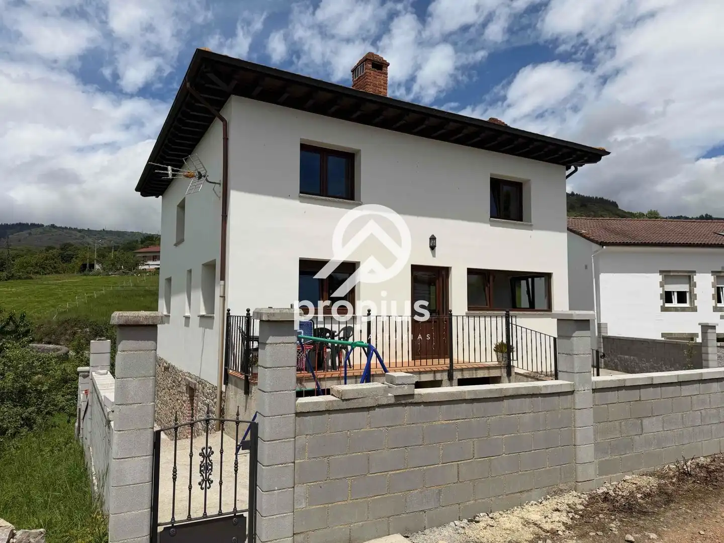Vista exterior de Casa o xalet en venda en Sariego amb Calefacció, Parquet i Traster