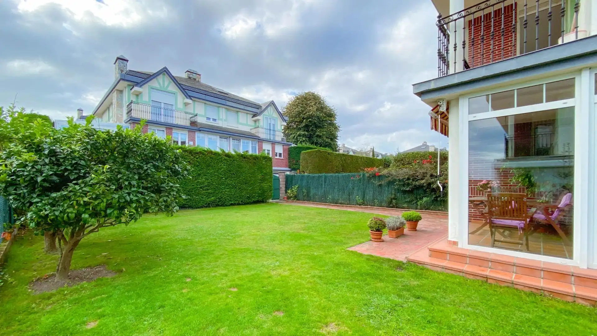 Jardín de Casa adosada en venta en Santa Cruz de Bezana con Calefacción, Jardín privado y Trastero