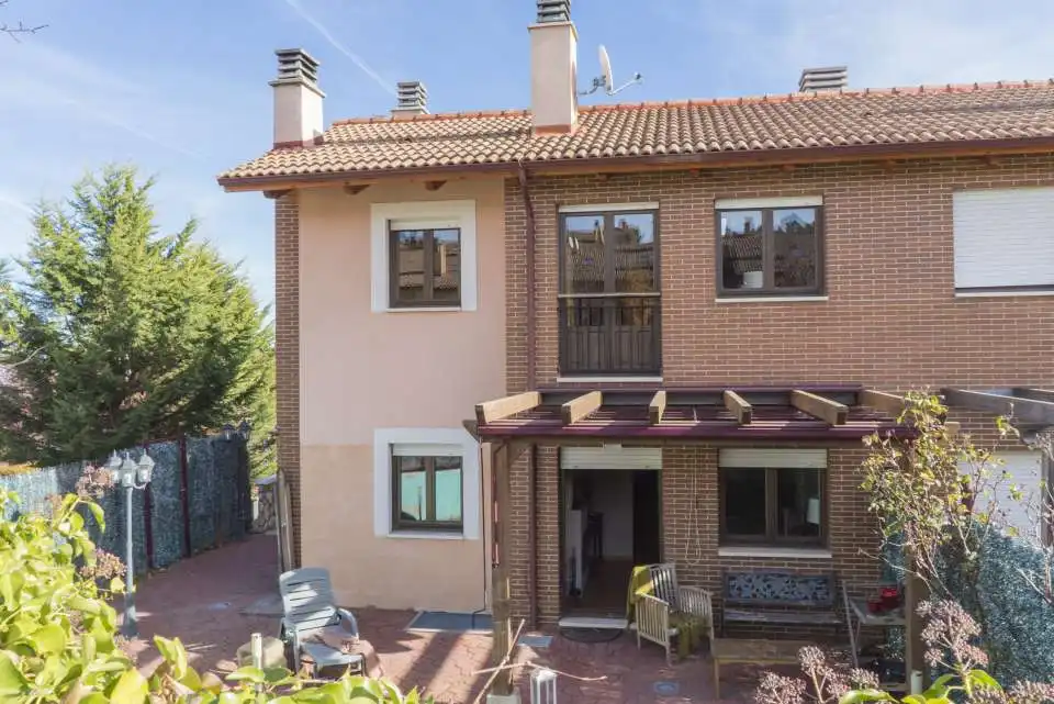 Vista exterior de Casa adosada en venda en Sojuela amb Calefacció