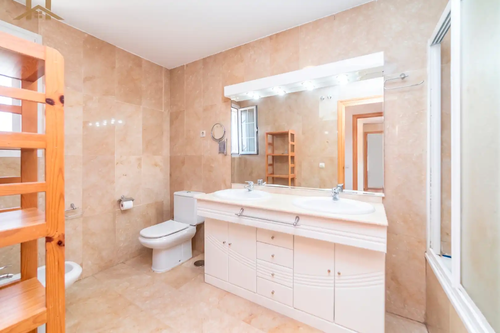Bany de Casa o xalet en venda en Arroyomolinos (Madrid) amb Aire condicionat, Jardí privat i Terrassa