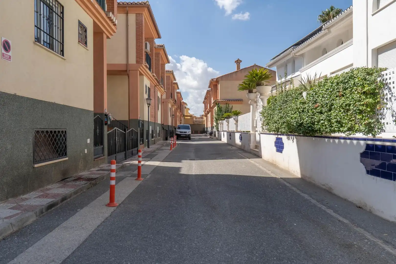 Vista exterior de Casa adosada en venda en Cájar amb Calefacció i Terrassa
