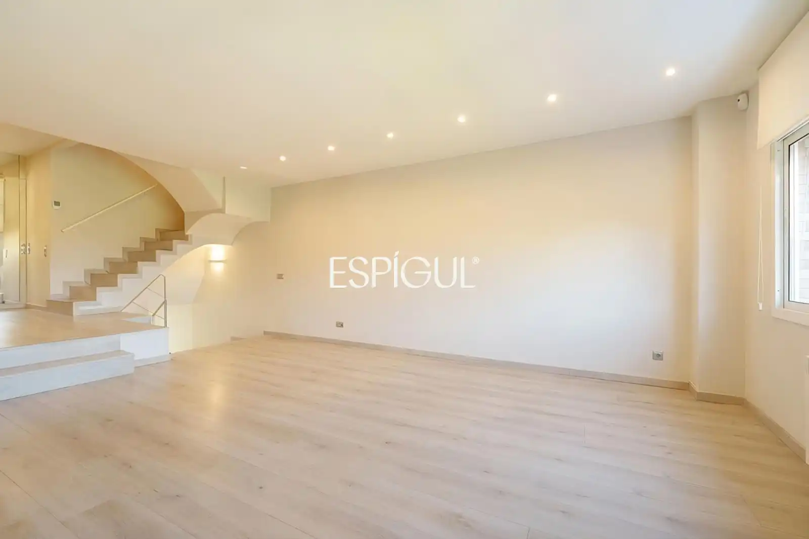 Sala de estar de Casa adosada en venta en Sant Cugat del Vallès con Aire acondicionado, Calefacción y Terraza