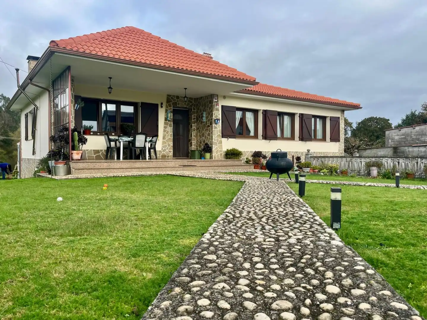 Vista exterior de Casa o xalet en venda en Carballo amb Calefacció