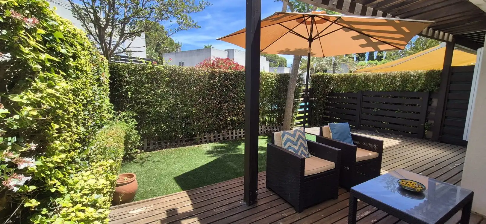 Terrasse von Einfamilien-Reihenhaus zum Verkauf in Mont-roig del Camp mit Klimaanlage, Privatgarten und Terrasse