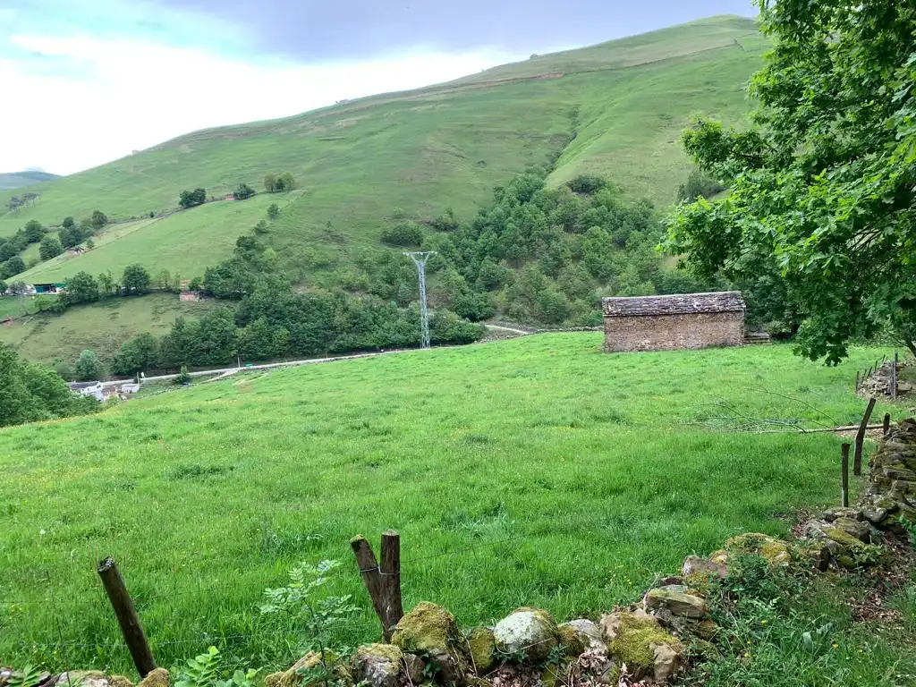 Casa o xalet en venda en Vega de Pas amb Jardí privat