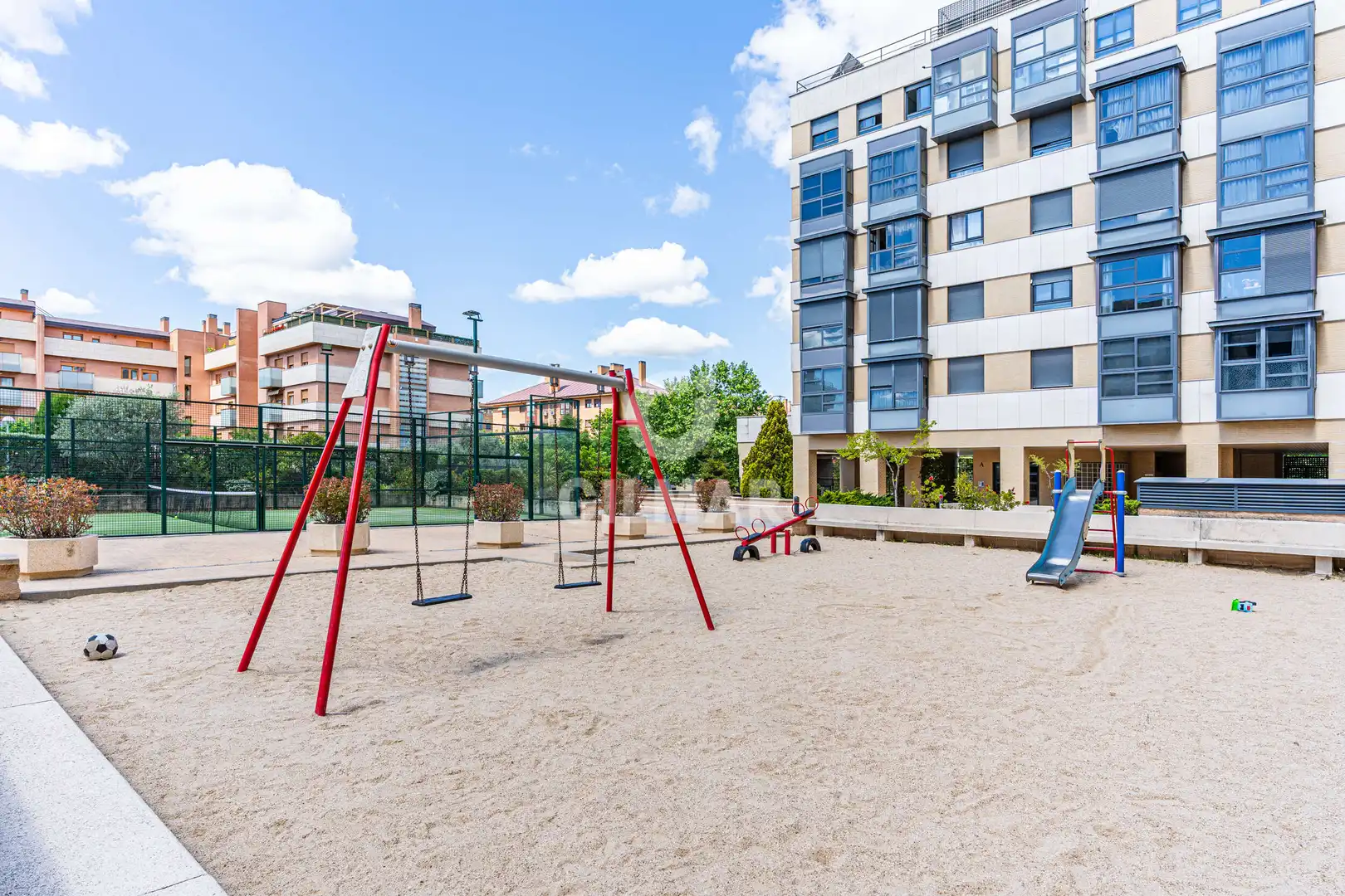 Parking de Piso en venta en Madrid con Calefacción, Jardín privado y Trastero