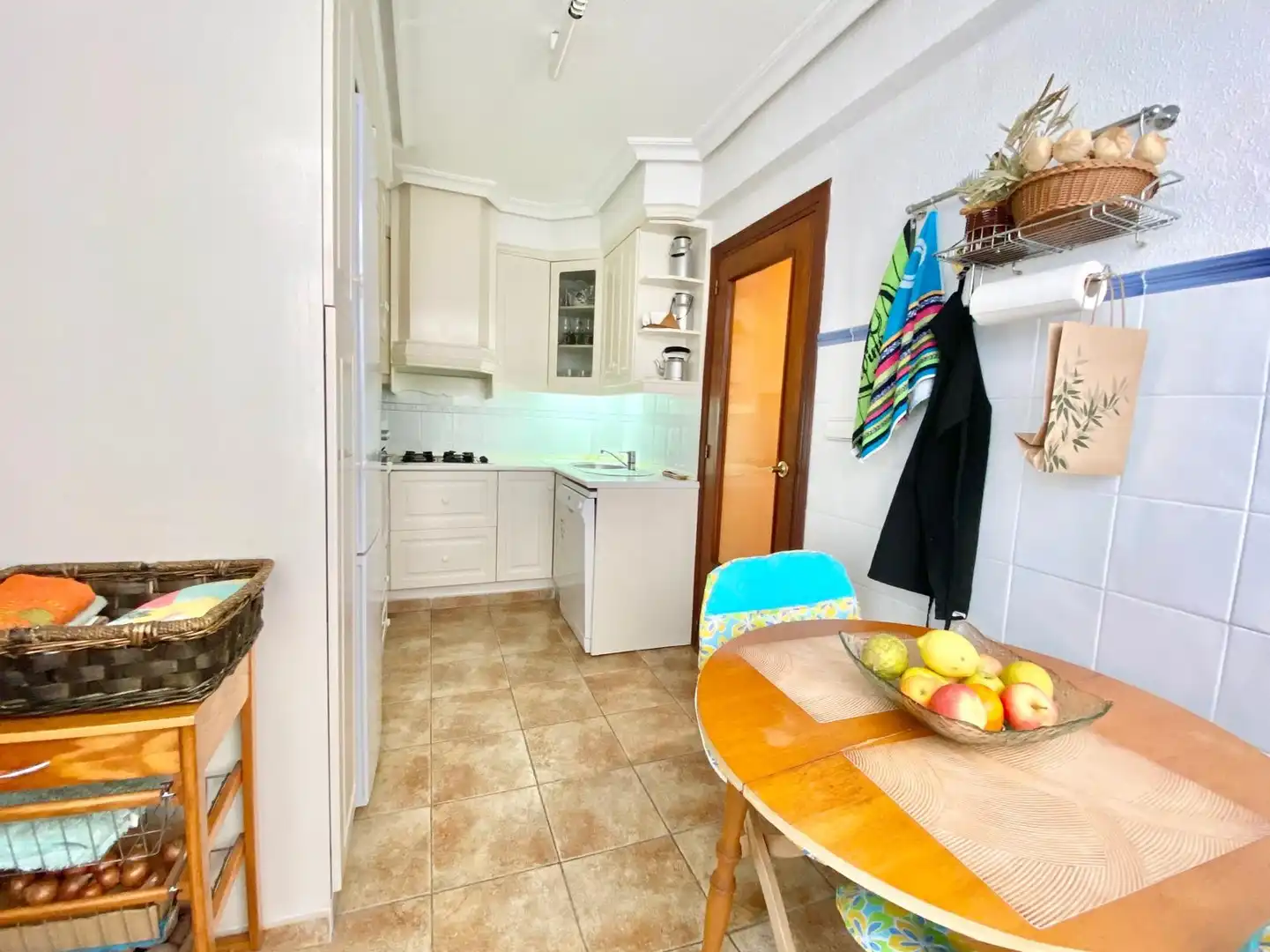 Cuina de Apartament de lloguer en Torrevieja amb Calefacció, Terrassa i Moblat