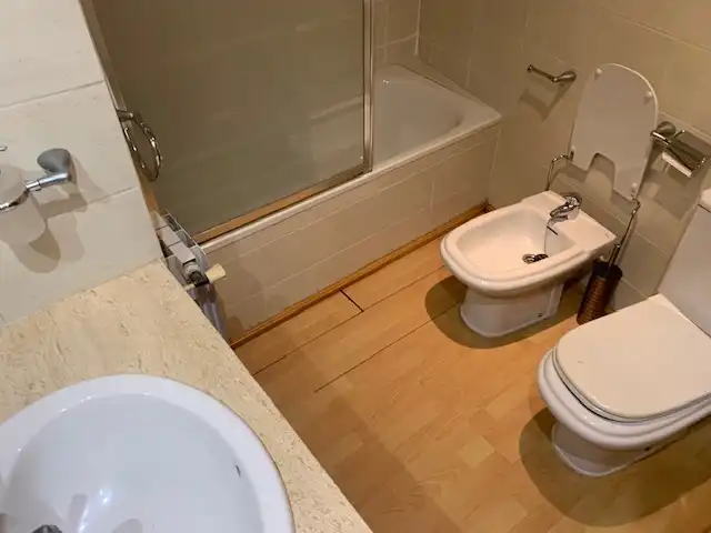 Badezimmer von Wohnung zum Verkauf in Badalona mit Klimaanlage, Heizung und Parkett