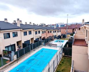 Piscina de Casa adosada en venda en Ávila Capital amb Terrassa i Balcó