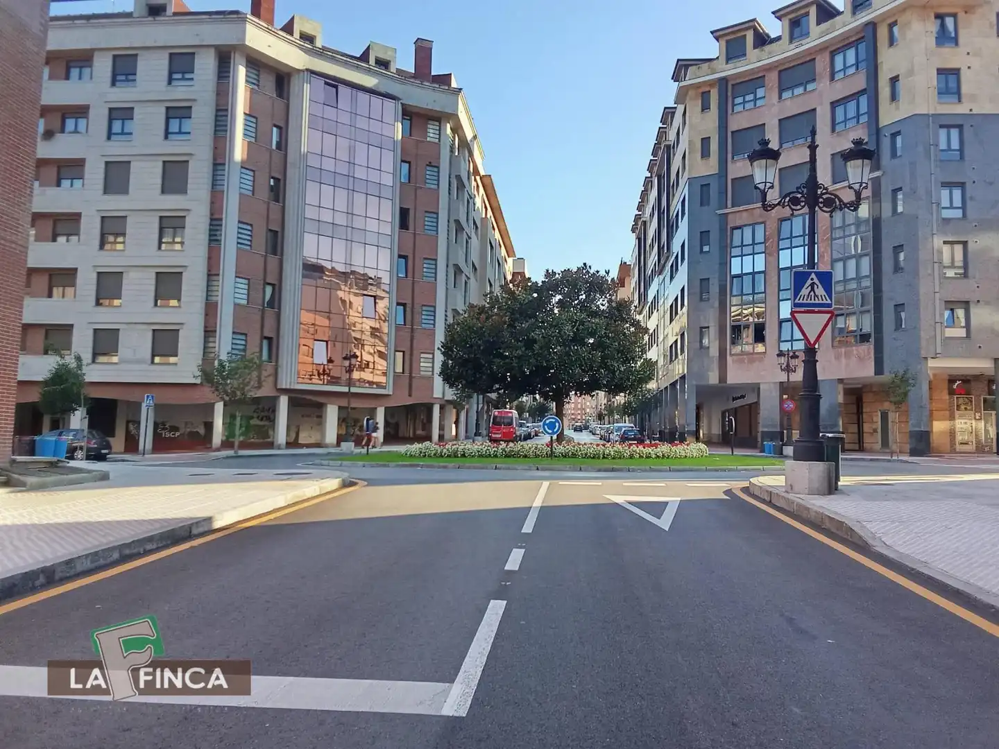 Außenansicht von Wohnung zum Verkauf in Oviedo  mit Heizung, Terrasse und Abstellraum