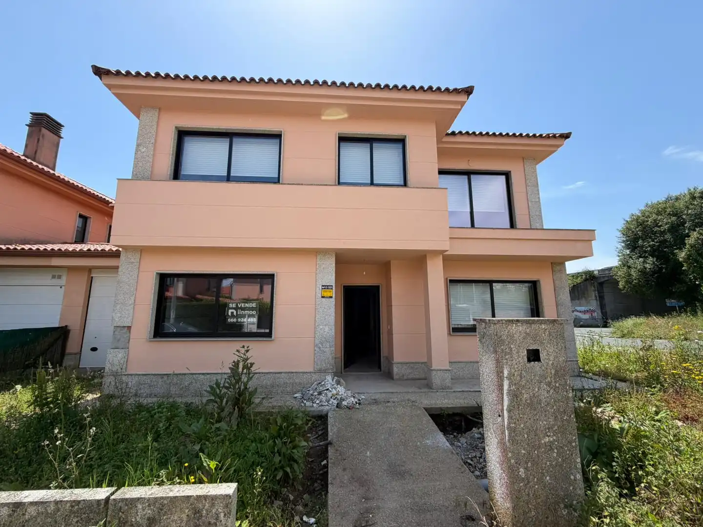 Vista exterior de Casa adosada en venda en Ferrol amb Jardí privat, Parquet i Balcó