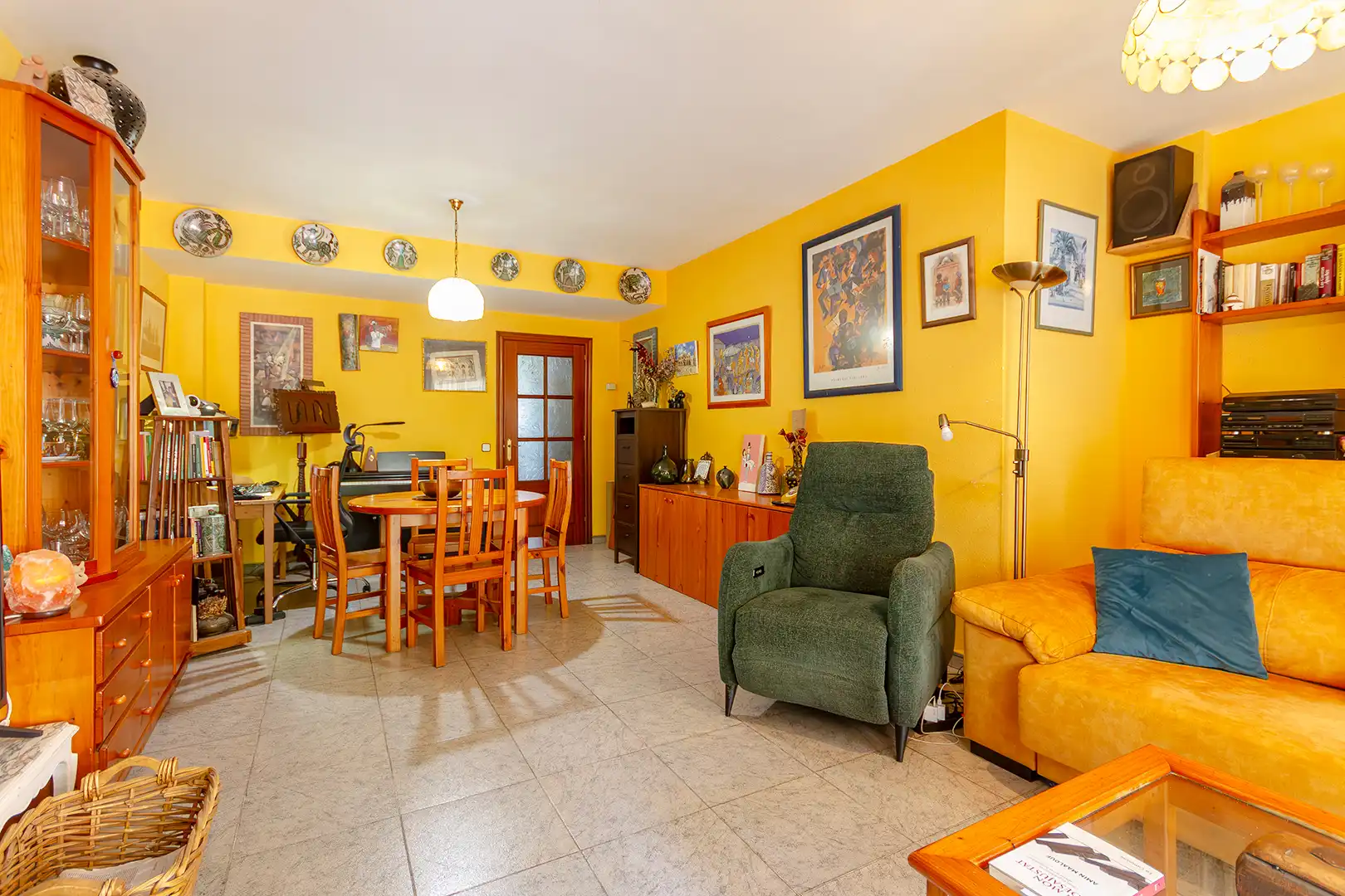 Sala d'estar de Casa adosada en venda en Castellví de Rosanes amb Terrassa, Traster i Forn