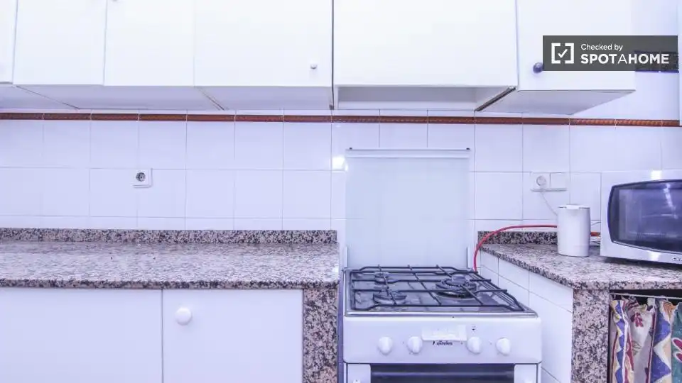 Cuina de Pis de lloguer en Valencia amb Aire condicionat, Calefacció i Moblat