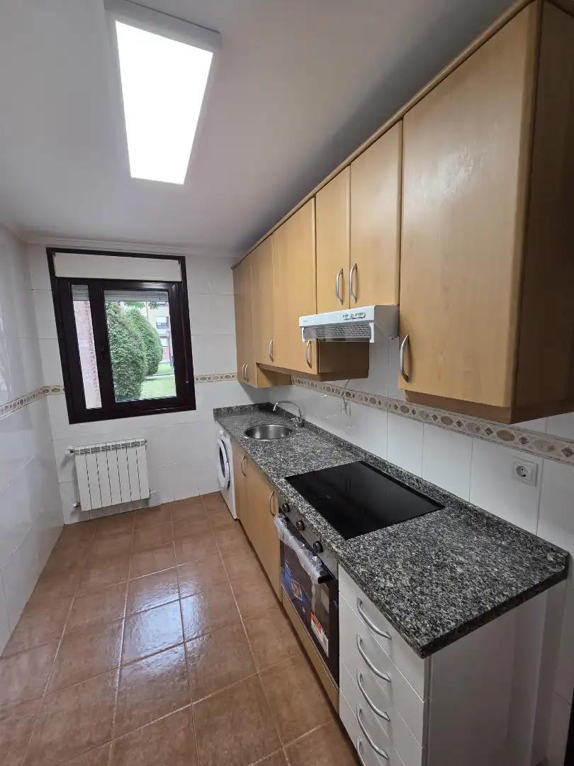 Küche von Wohnung zur Miete in Oviedo  mit Heizung, Parkett und Abstellraum