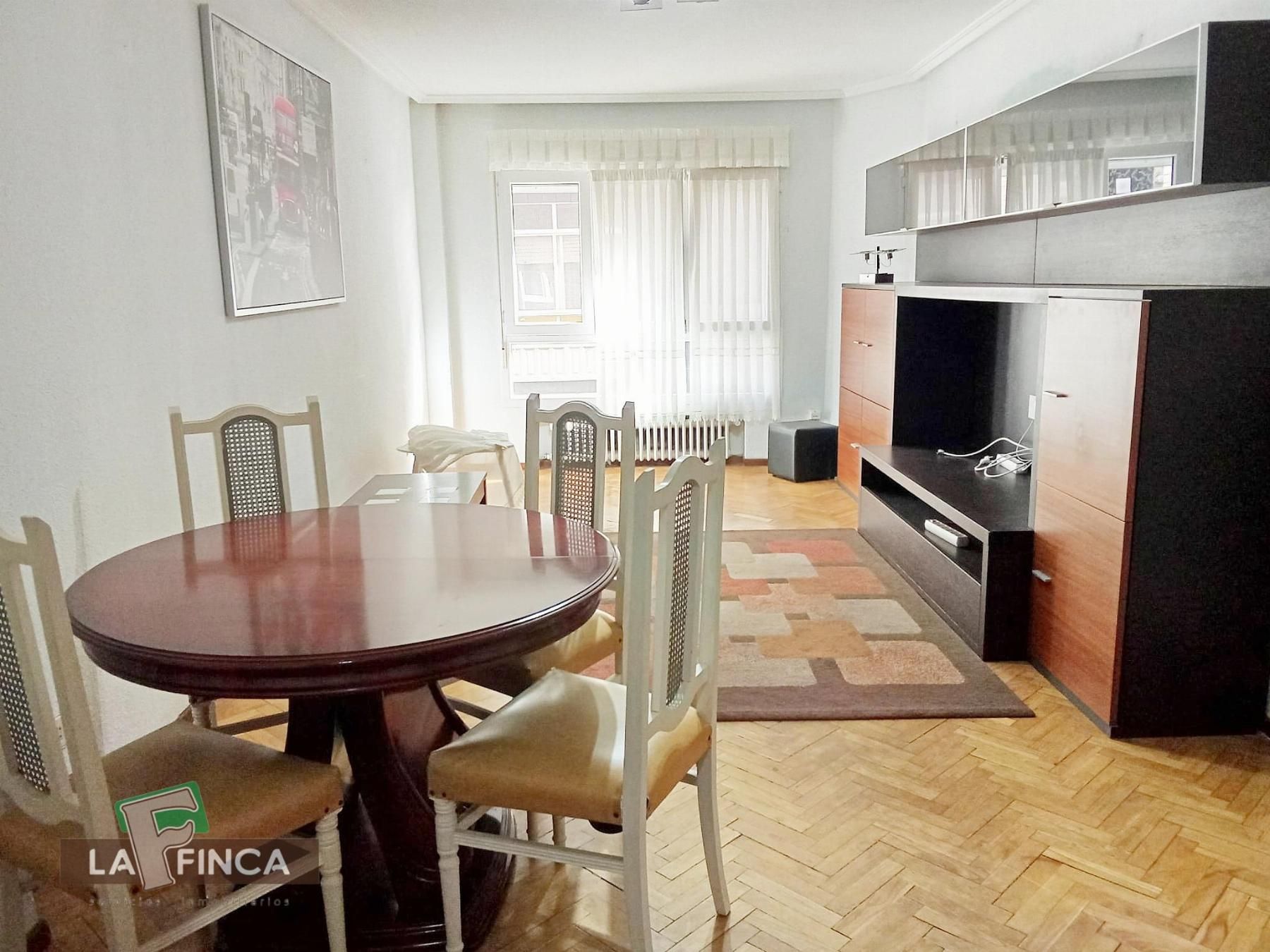 Sala de estar de Piso en venta en Gijón  con Calefacción, Parquet y Amueblado