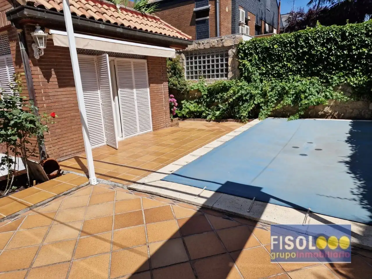 Schwimmbecken von Einfamilien-Reihenhaus zum Verkauf in Pozuelo de Alarcón mit Klimaanlage, Heizung und Privatgarten
